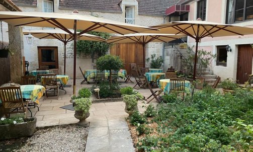 Salles et terrasse de notre restaurant à L'Isle-sur-Serein